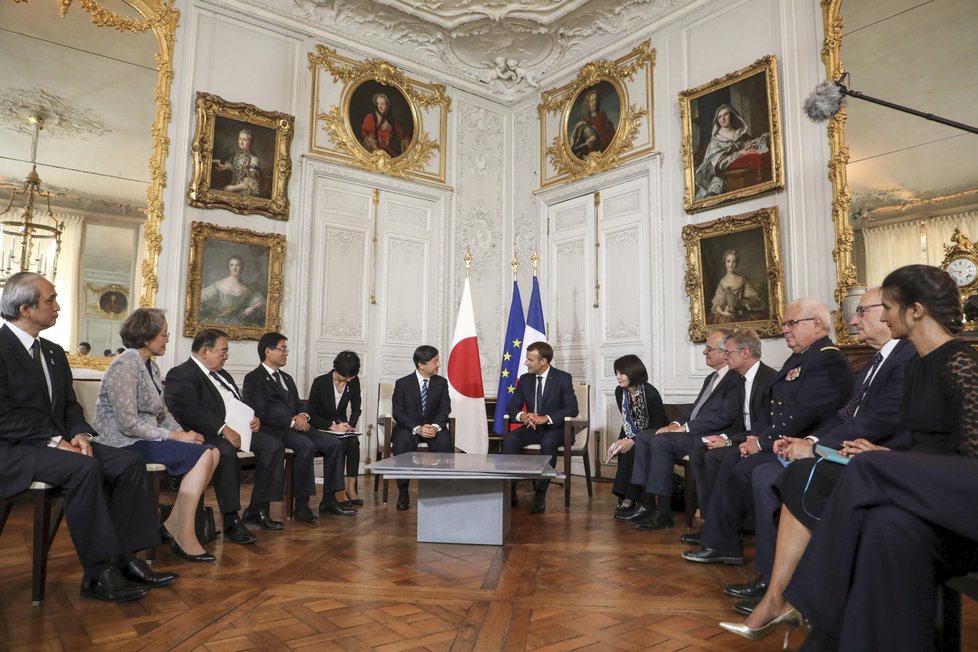 Francouzský prezident Emmanuel Macron a jeho manželka Brigitte hostili japonského korunního prince Naruhita.