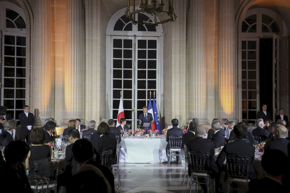 Francouzský prezident Emmanuel Macron a jeho manželka Brigitte hostili japonského korunního prince Naruhita.