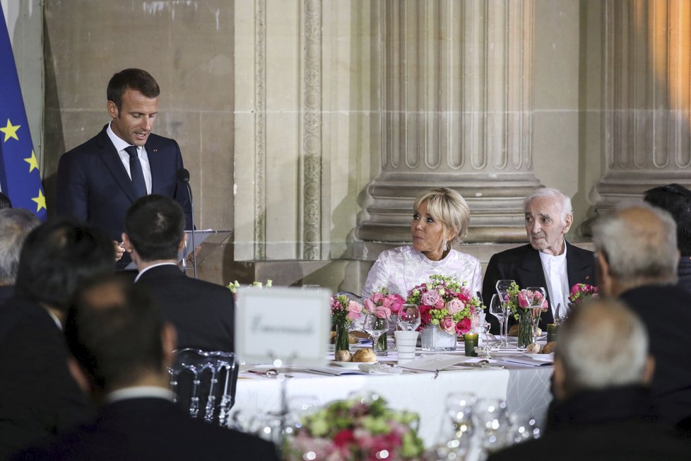 Francouzský prezident Emmanuel Macron a jeho manželka Brigitte hostili japonského korunního prince Naruhita.