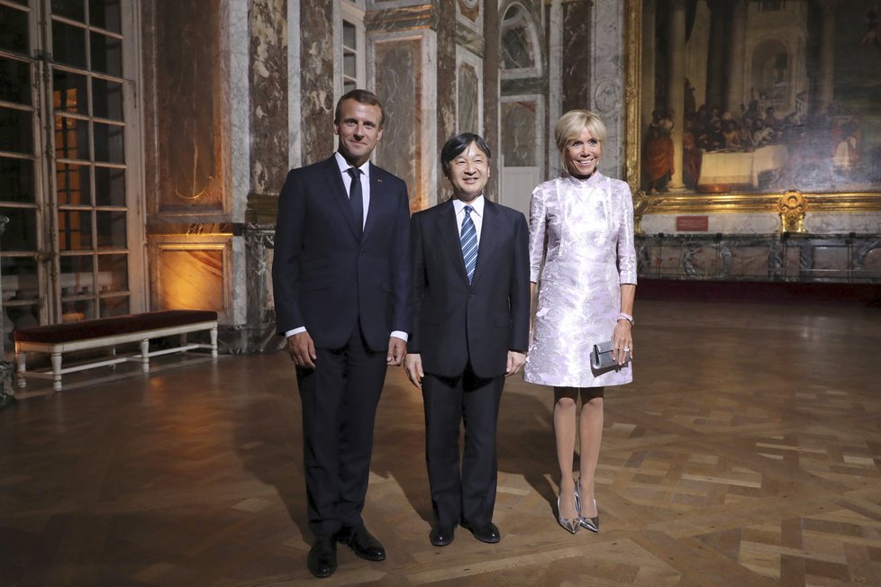 Francouzský prezident Emmanuel Macron a jeho manželka Brigitte hostili japonského korunního prince Naruhita.