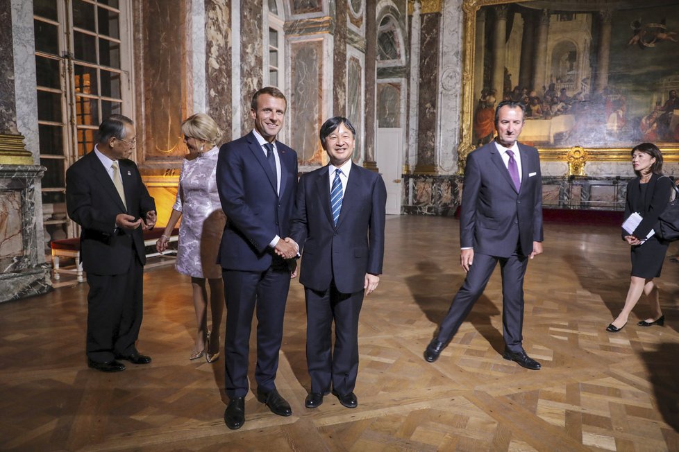 Francouzský prezident Emmanuel Macron a jeho manželka Brigitte hostili japonského korunního prince Naruhita.