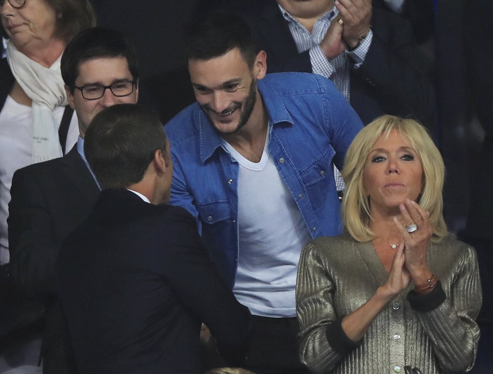 Brigitte Macronová doprovodila manžela, prezidenta Macrona, na fotbal.