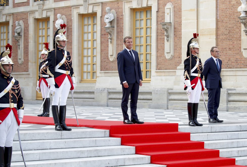 Francouzský prezident Emmanuel Macron a jeho manželka Brigitte hostili japonského korunního prince Naruhita.