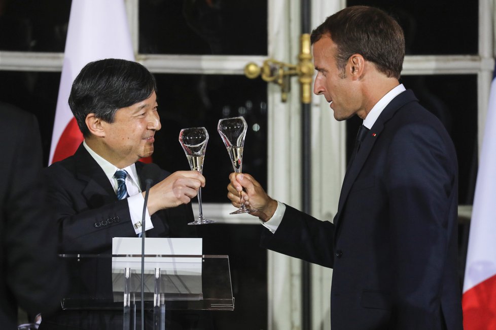 Francouzský prezident Emmanuel Macron a jeho manželka Brigitte hostili japonského korunního prince Naruhita.