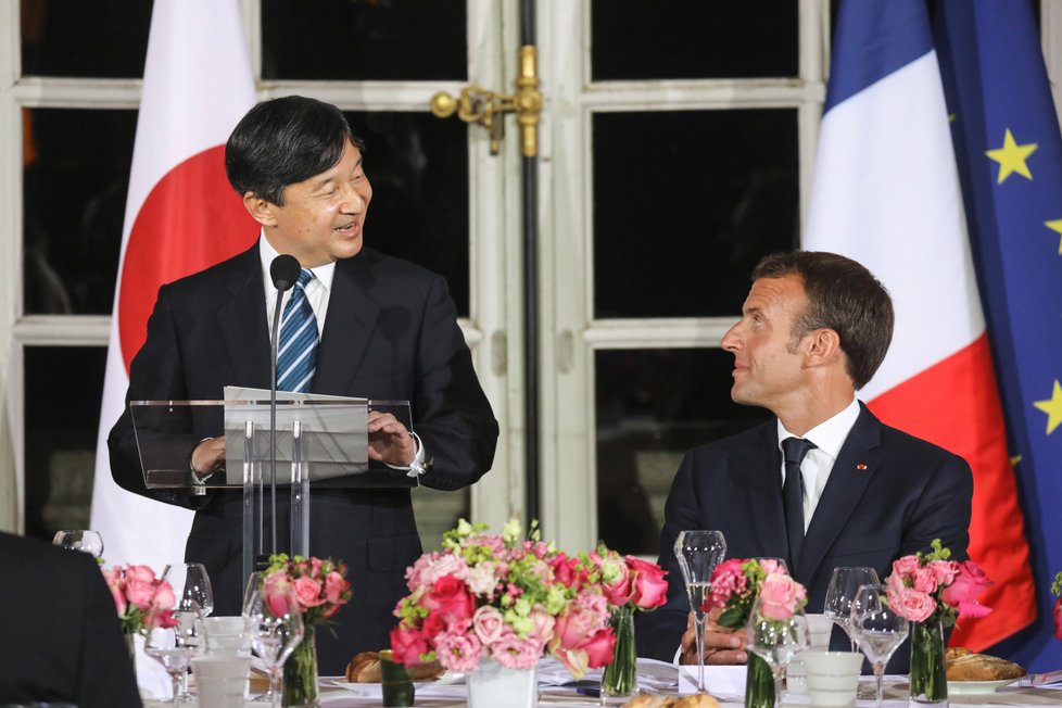 Francouzský prezident Emmanuel Macron a jeho manželka Brigitte hostili japonského korunního prince Naruhita.