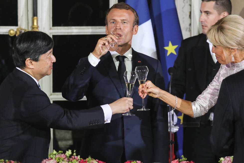 Francouzský prezident Emmanuel Macron a jeho manželka Brigitte hostili japonského korunního prince Naruhita.