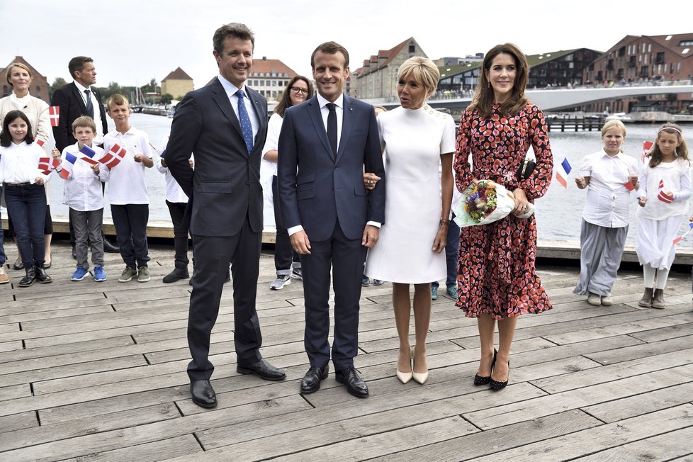 Brigitte Macronová zazářila během návštěvy Dánska, na snímku s manželem, prezidentem Emmanuelem Macronem, dánským korunním princem Frederikem a korunní princeznou Mary.