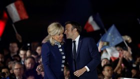 Emmanuel Macron s první dámou Brigitte.