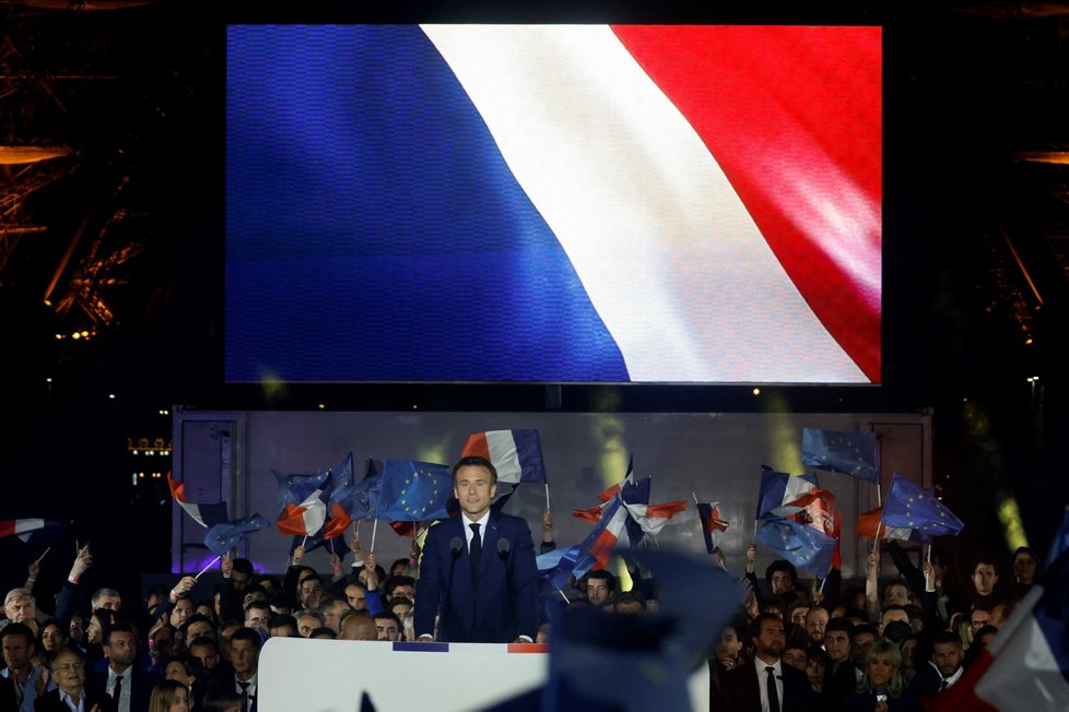 Emmanuel Macron krátce poděkoval za znovuzvolení.