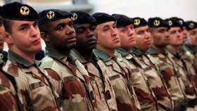 Francouzský ministr obrany La Drian navštívil vojáky