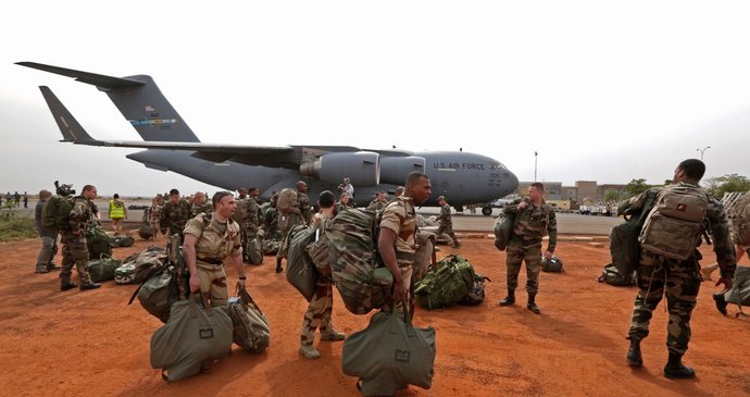 Do Mali přilétají další a další francouzští vojáci