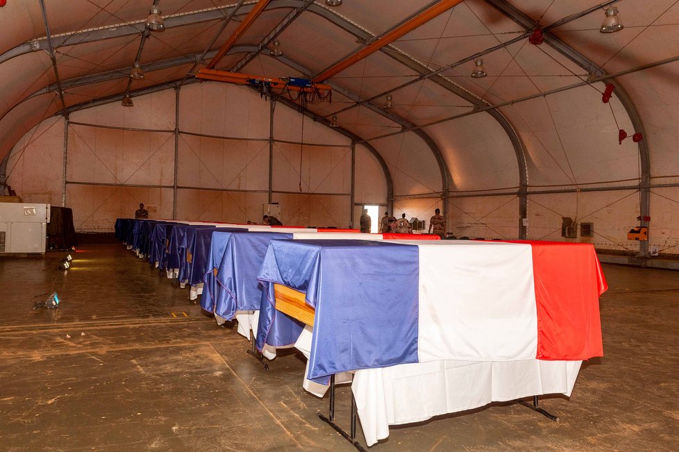 Francouzské vojáky na misi v Mali zasáhla tragédie se 13 mrtvými po nehodě dvou vrtulníků
