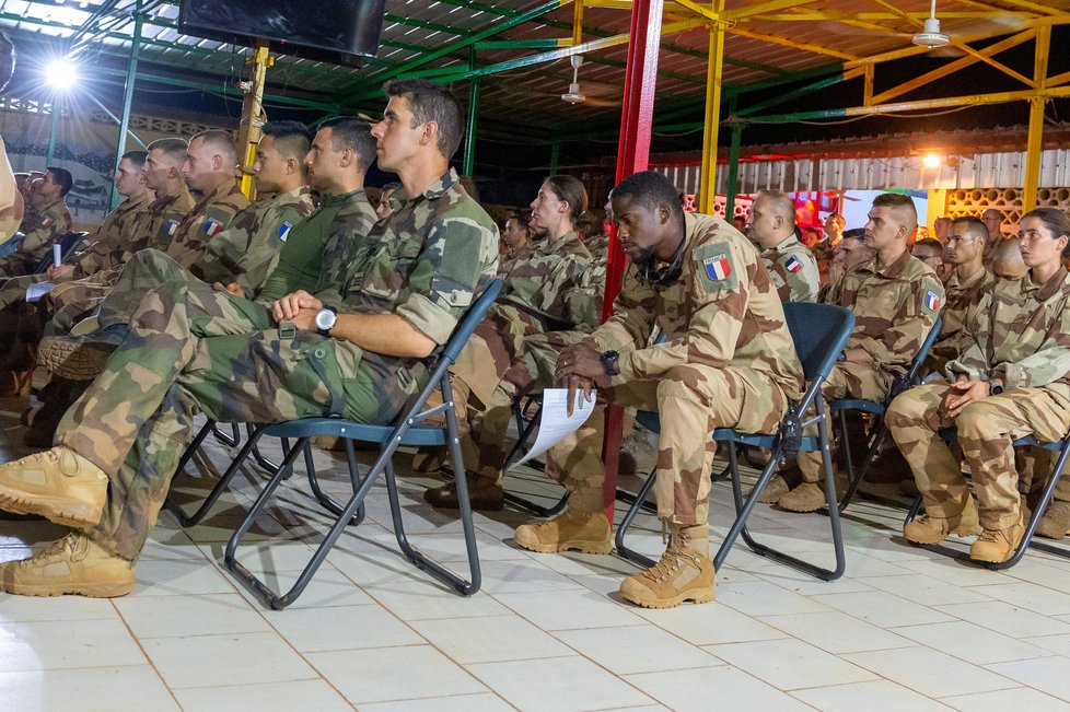 Francouzské vojáky na misi v Mali zasáhla tragédie se 13 mrtvými po nehodě dvou vrtulníků