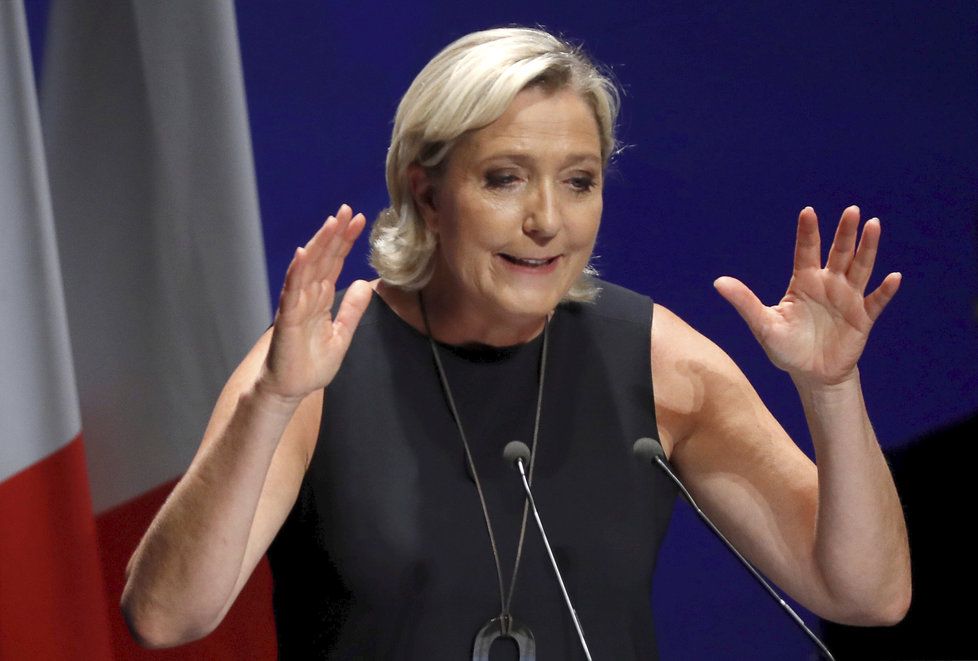 Propagátorkou uniforem na školách je také lídryně francouzské ultrapravicové strany Marine Le Penová.
