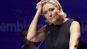 Marine Le Penová, která kandiduje na francouzského prezidenta, má problém. Jenom několik dní před vypršením limitu se jí nedaří sehnat potřebný počet podpisů francouzských starostů, poslanců či senátorů.