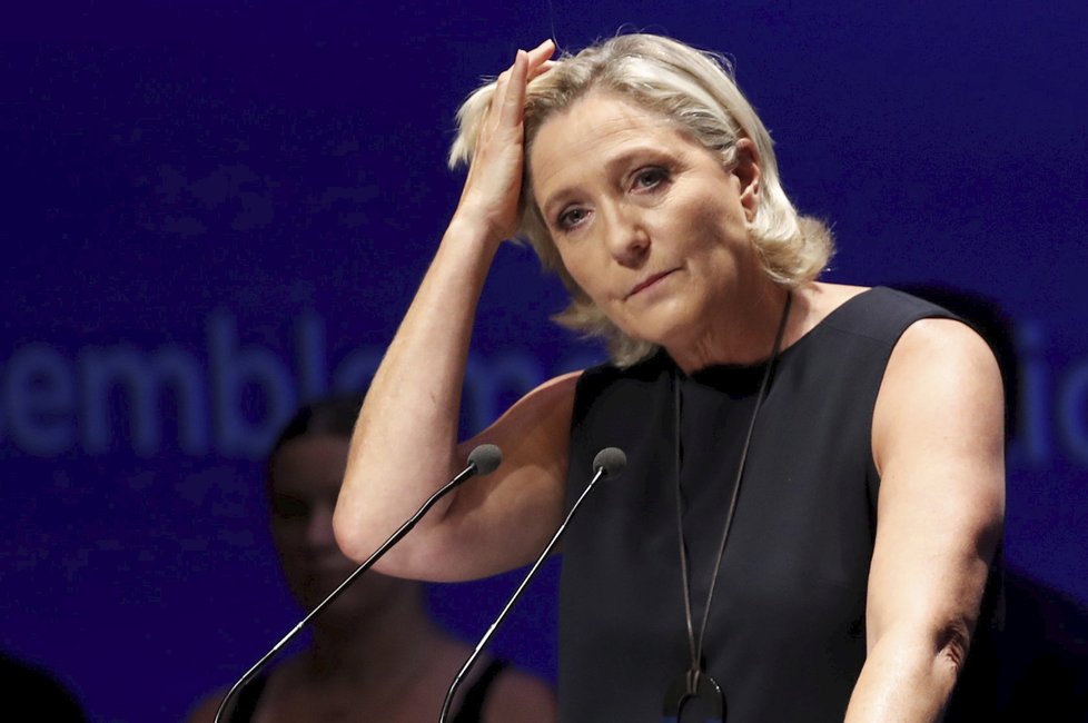 Propagátorkou uniforem na školách je také lídryně francouzské ultrapravicové strany Marine Le Penová.