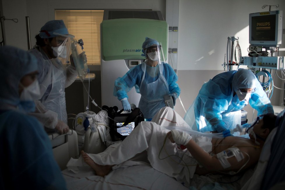 Lékaři pečují o pacienta infikovaného covidem-19 v nemocnici ve francouzském Marseille (2. 2. 2021).