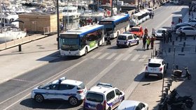 V Marseille najelo auto na autobusovou zastávku.