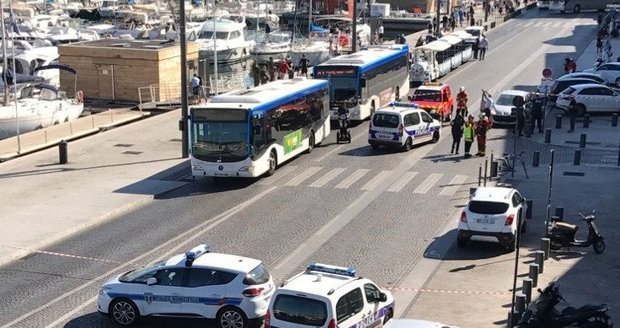 Řidič v Marseille najel do dvou zastávek. Jednoho člověka zabil, další zranil