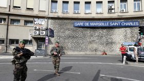 Útočník s nožem v Marseille zabil dvě osoby a křičel Alláhu akbar.