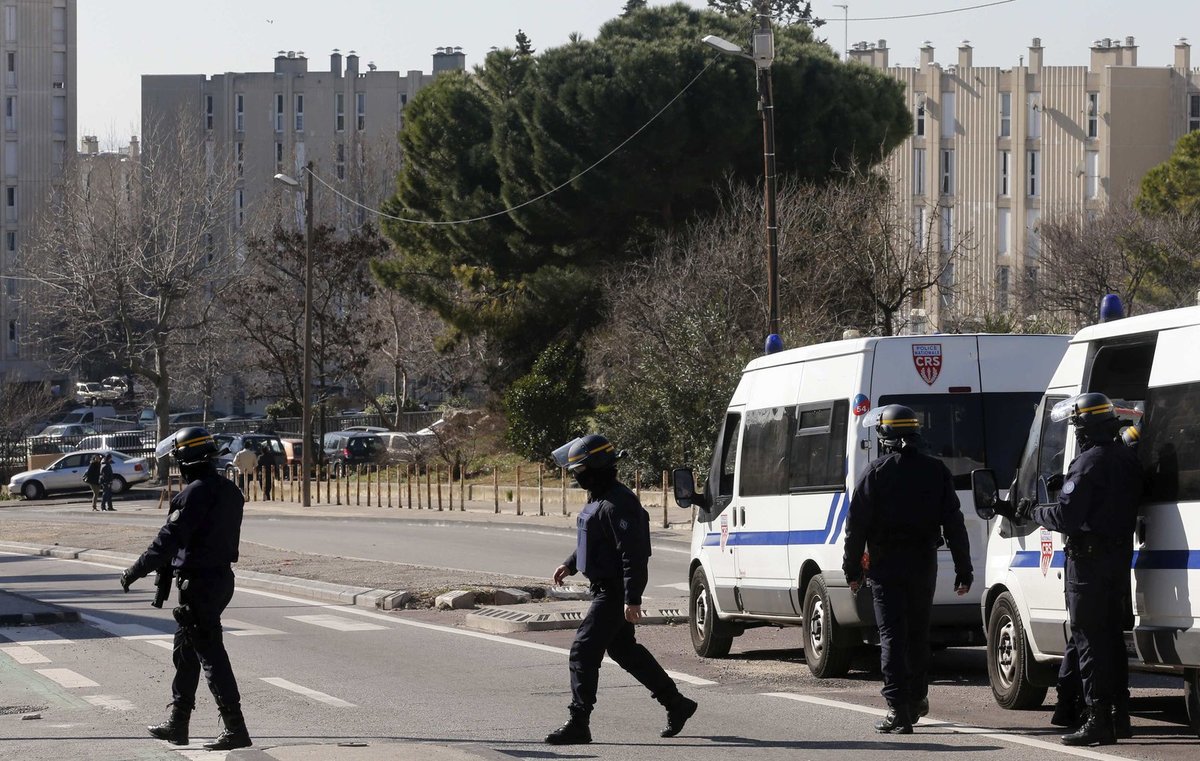 Válka gangů ve francouzském Marseille. Policie uzavřelé celé sídliště.