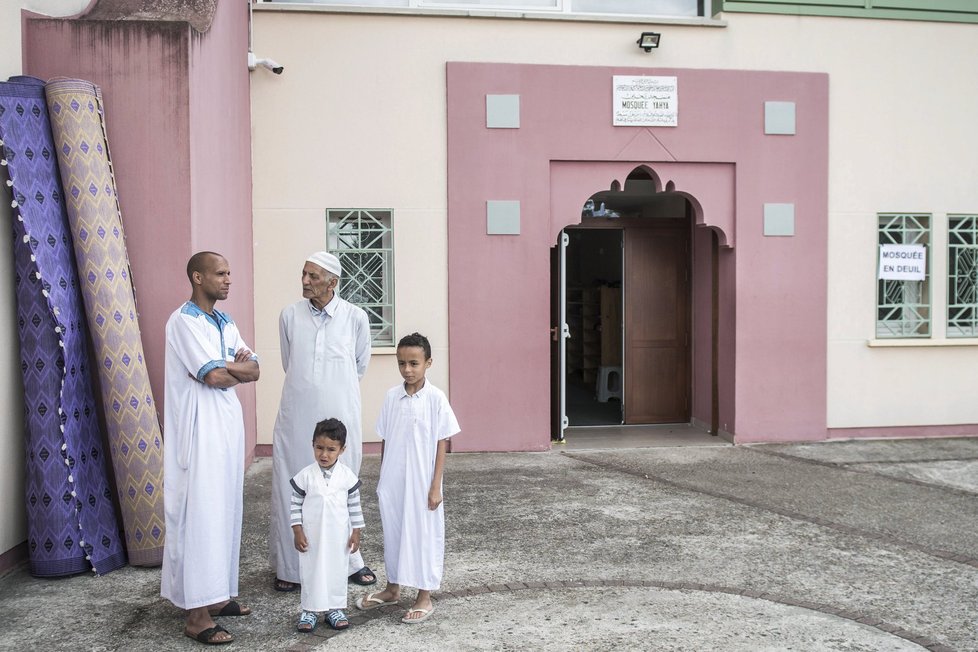 Někdejší pražský imám Shehadeh studoval v Saúdské Arábii. Po návratu byl zvolen pražskými muslimy do čela Muslimské obce v Praze a zároveň byl dosazen do pozice imáma pražské mešity.