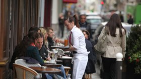 Islámský stát? Kdepak, Francie: Servírku zmlátili kvůli alkoholu.