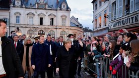 Francouzský prezident Emmanuel Macron se přátelsky a stylově rozloučil s končící německou kancléřkou Angelou Merkelovou, kterou místo do prezidentského paláce v Paříži pozval na návštěvu středověkého burgundského městečka Beaune