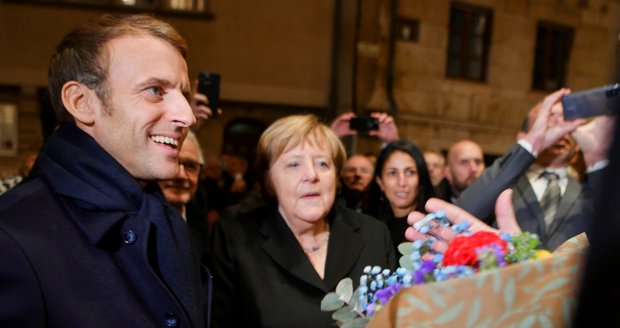 Dojemné loučení s Merkelovou: Francie Tě miluje, vzkázal Macron. Kancléřku vzal na recitál