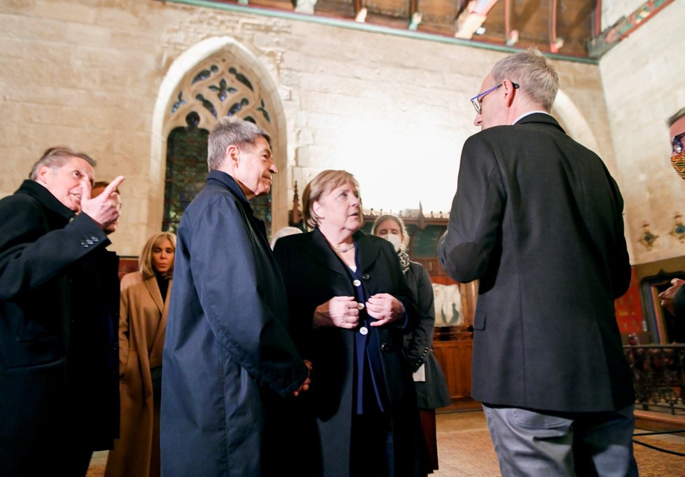 Francouzský prezident Emmanuel Macron se přátelsky a stylově rozloučil s končící německou kancléřkou Angelou Merkelovou, kterou místo do prezidentského paláce v Paříži pozval na návštěvu středověkého burgundského městečka Beaune.