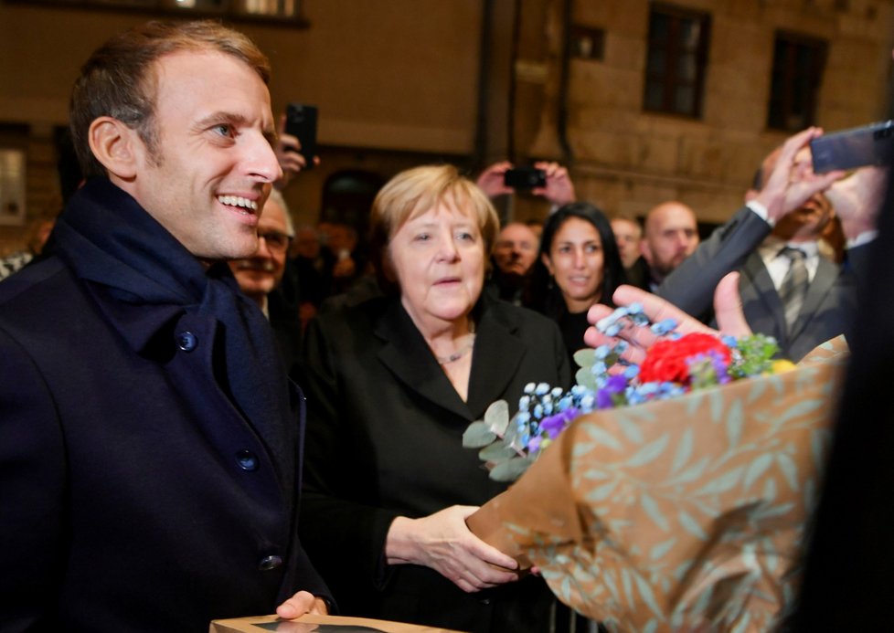Francouzský prezident Emmanuel Macron se přátelsky a stylově rozloučil s končící německou kancléřkou Angelou Merkelovou, kterou místo do prezidentského paláce v Paříži pozval na návštěvu středověkého burgundského městečka Beaune