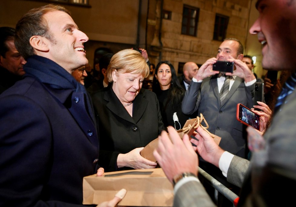 Francouzský prezident Emmanuel Macron se přátelsky a stylově rozloučil s končící německou kancléřkou Angelou Merkelovou, kterou místo do prezidentského paláce v Paříži pozval na návštěvu středověkého burgundského městečka Beaune