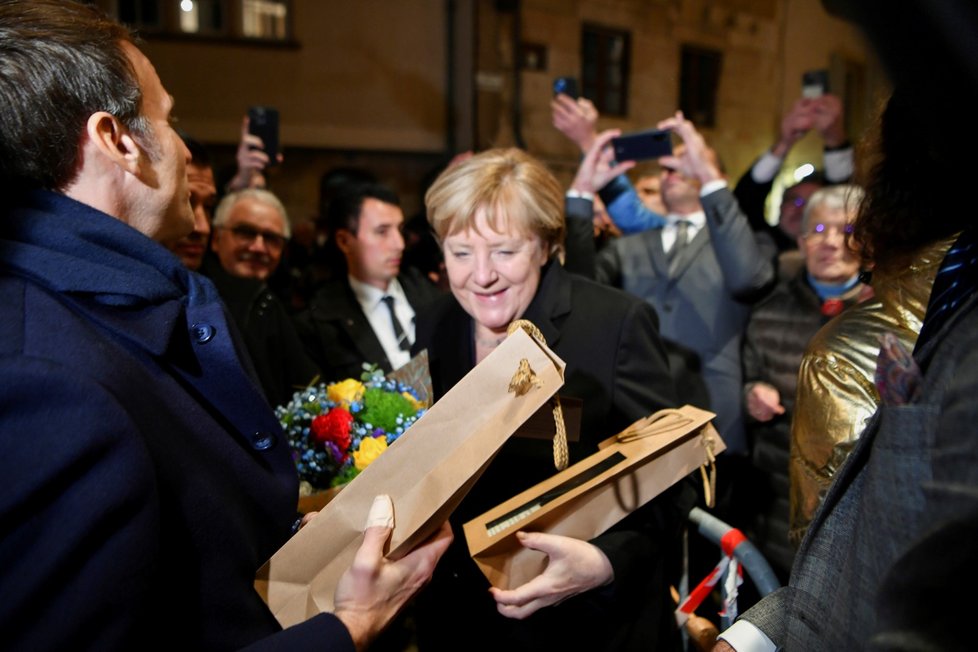 Francouzský prezident Emmanuel Macron se přátelsky a stylově rozloučil s končící německou kancléřkou Angelou Merkelovou, kterou místo do prezidentského paláce v Paříži pozval na návštěvu středověkého burgundského městečka Beaune