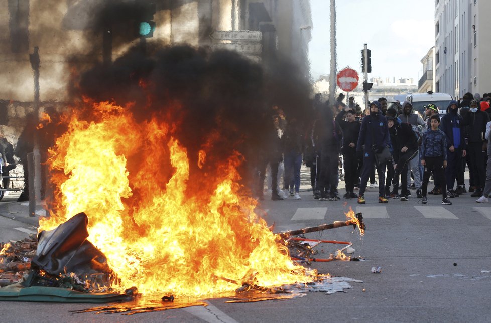 Středoškoláci a vysokoškoláci se zapojili do protestů žlutých vest, (6. 12. 2018).