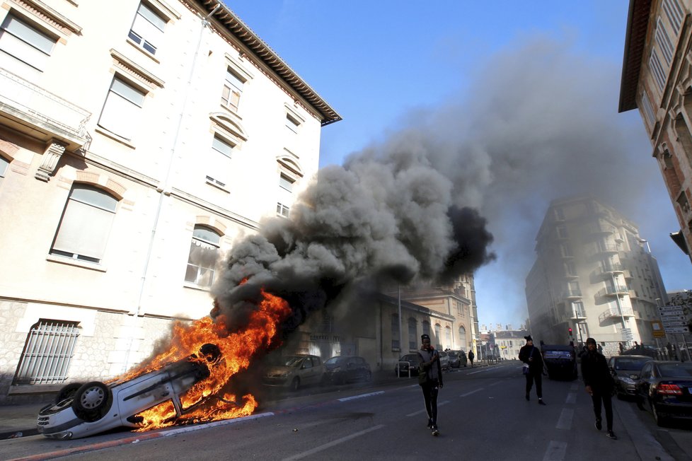 Středoškoláci a vysokoškoláci se zapojili do protestů žlutých vest, (6. 12. 2018).