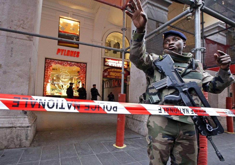 Ve francouzském Nice napadl útočník, který nese stejné příjmení jako terorista z košér Amedy Coulibaly, tři vojáky. Jeho dvěma kumpánům se podařilo utéct.
