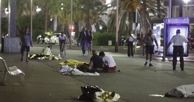 Češka popsala teror v Nice: Všude leželi mrtví jen přikrytí alobalem