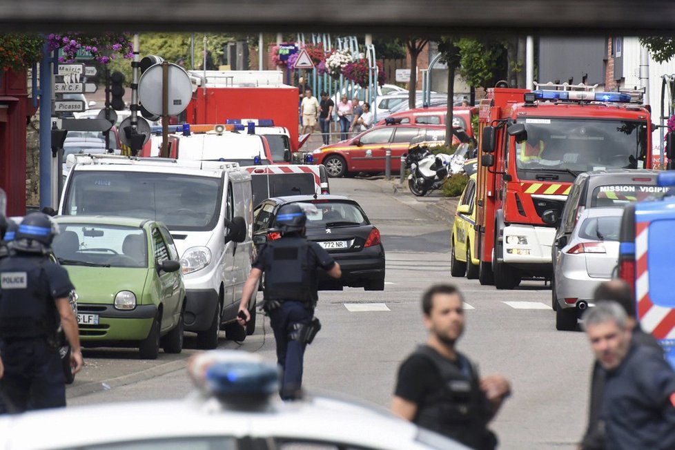 Na místě zasahovalo několik policejních jednotek.