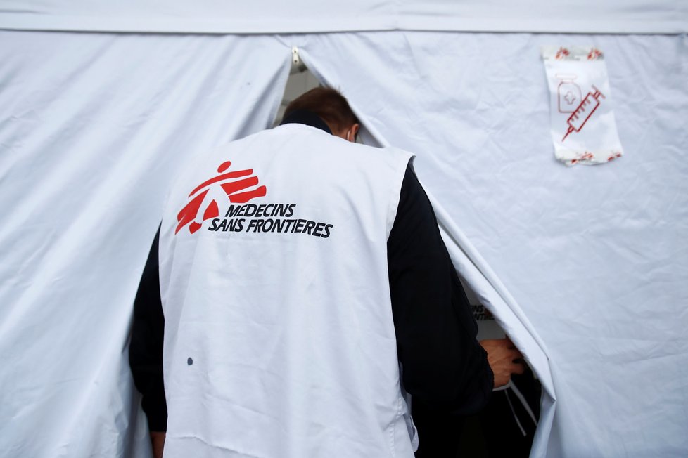 Organizace Lékaři bez hranic v Paříži očkuje proti covidu lidi bez domova a migranty (26.8.2021)