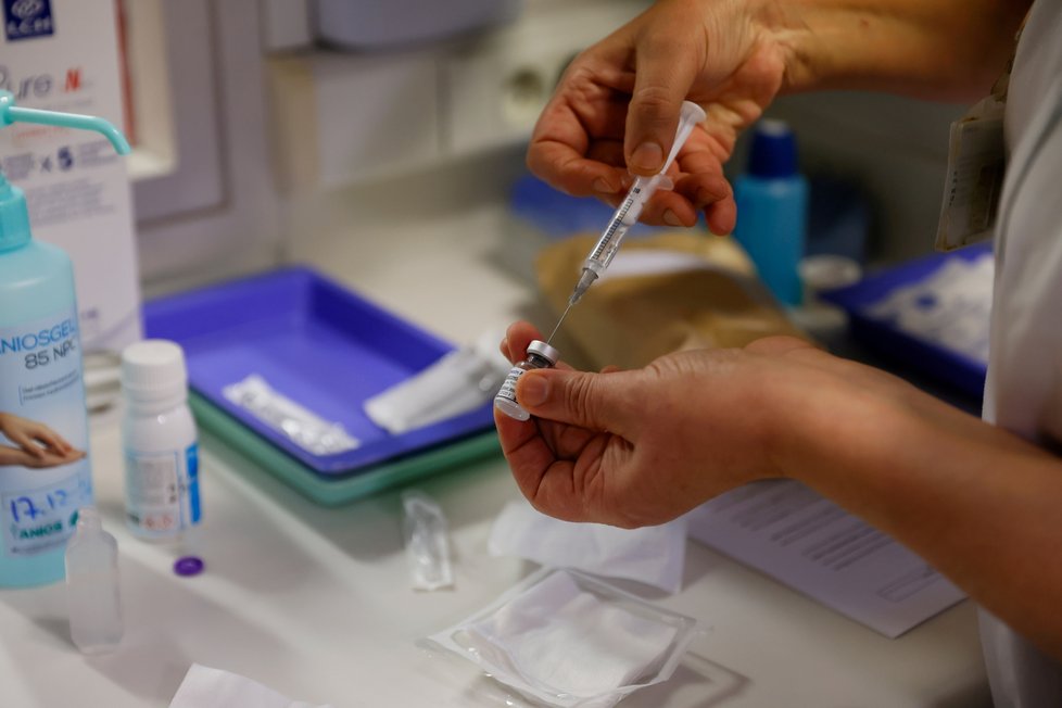 Začátek očkování proti covidu ve Francii (27. 12. 2020)