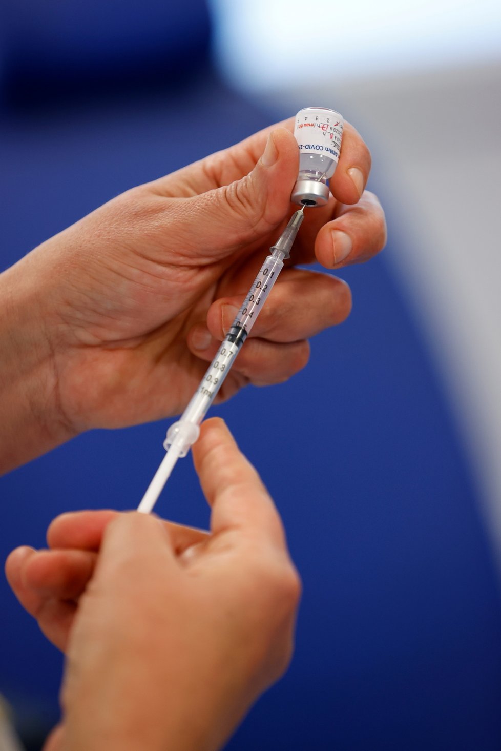 Začátek očkování proti covidu ve Francii (27.12.2020)