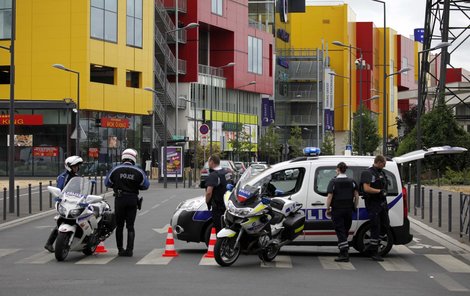 Obchoďák na předměstí Paříže obšancovali policisté.