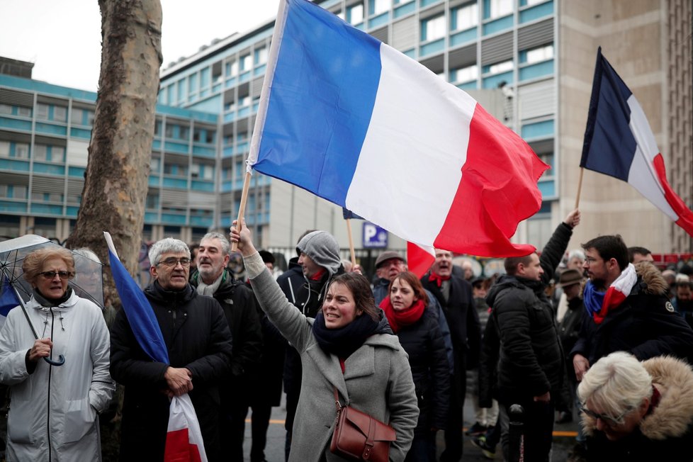 V Paříži se v nedělním dešti sešlo několik tisíc členů hnutí takzvaných červených šátků na podporu „demokracie a institucí“. (27.1.2019)