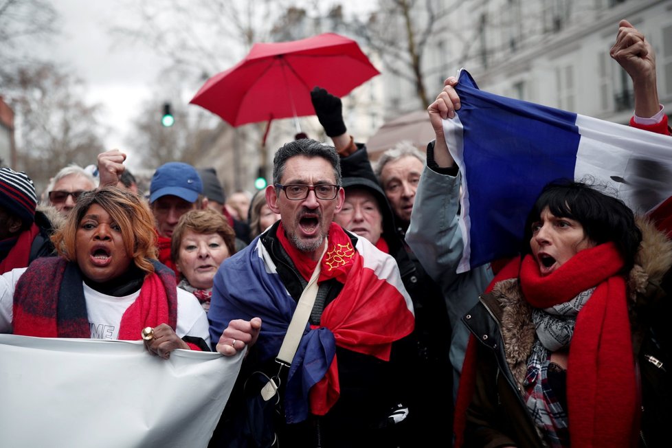 V Paříži se v nedělním dešti sešlo několik tisíc členů hnutí takzvaných červených šátků na podporu „demokracie a institucí“. (27.1.2019)