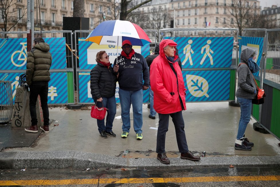 V Paříži se v nedělním dešti sešlo několik tisíc členů hnutí takzvaných červených šátků na podporu „demokracie a institucí“. (27.1.2019)