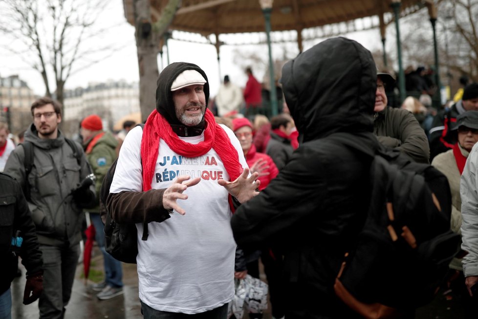 V Paříži se v nedělním dešti sešlo několik tisíc členů hnutí takzvaných červených šátků na podporu „demokracie a institucí“. (27.1.2019)