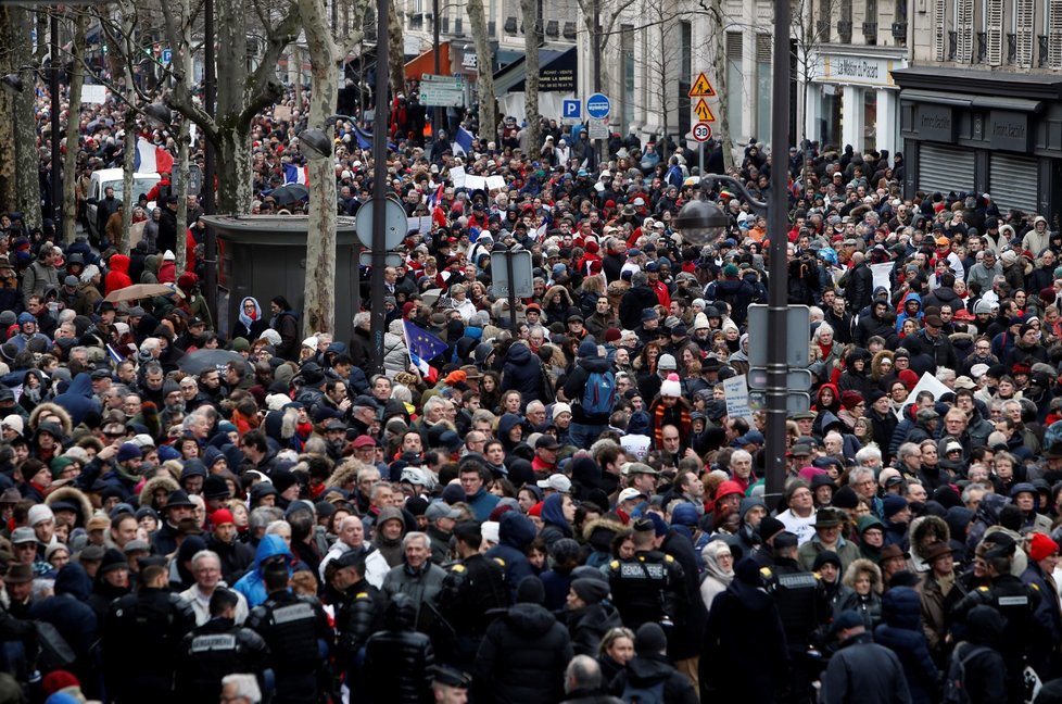 V Paříži se v nedělním dešti sešlo několik tisíc členů hnutí takzvaných červených šátků na podporu „demokracie a institucí“. (27.1.2019)