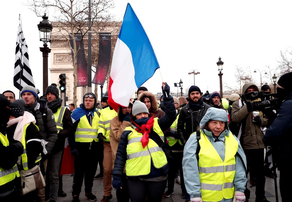 Na pařížské třídě Champs-Élysées se dnes dopoledne k protivládním protestům sešly zatím jen stovky členů hnutí takzvaných žlutých vest. (15.12.2018)