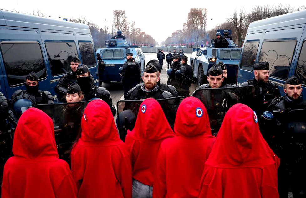 Na pařížské třídě Champs-Élysées se dnes dopoledne k protivládním protestům sešly zatím jen stovky členů hnutí takzvaných žlutých vest. (15.12.2018)