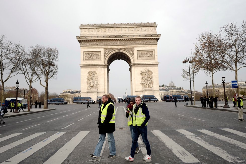 Na pařížské třídě Champs-Élysées se dnes dopoledne k protivládním protestům sešly zatím jen stovky členů hnutí takzvaných žlutých vest. (15.12.2018)